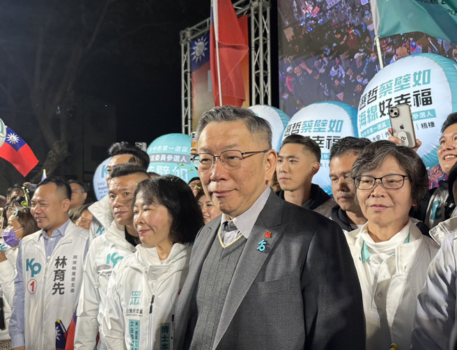 民眾党总统候选人柯文哲（右二）23日晚间到高雄出席「三粉大造势」。（资料照，杨亚璇摄）