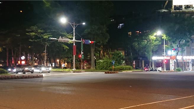 台北市工務局公園處今年起推動路口照明改善計畫，陸續改善行穿線夜間照明。（工務局提供／蔡佩珈台北傳真）