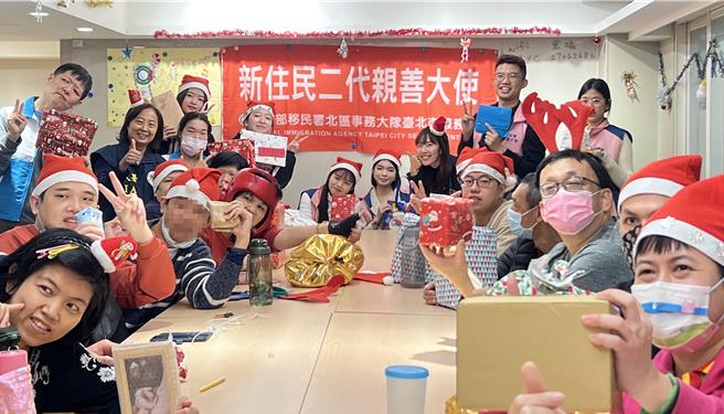 移民署台北市服務站於耶誕節前夕結合育成社會福利基金會之育成友誼社辦理公益聯歡活動，並關懷該社身障青年，玩起交換禮物遊戲，大家都很開心。（移民署提供）
