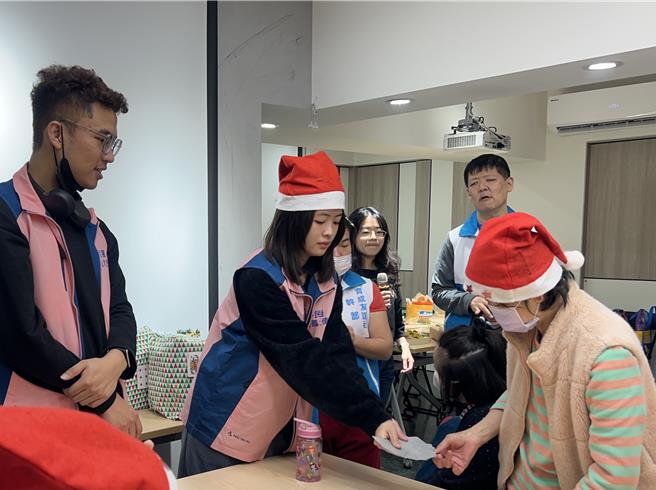 參加公益活動的印尼新二代親善大使謝佳蓁(中)富有愛心，現在並擔任自閉症中心志工。（移民署提供）