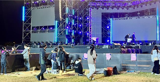 23日晚间演唱会结束后，仍有20几名民眾不愿离去，打算要继续排队，抢先卡位12月31日的跨年演唱会最佳位置。(台南市政府提供／曹婷婷台南传真)