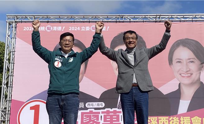 中市立委四选区候选人张廖万坚（左）24日成立溪西后援会，前立法院长苏嘉全站台（右）呼吁乡亲要支持张廖万坚连任。（陈淑芬摄）