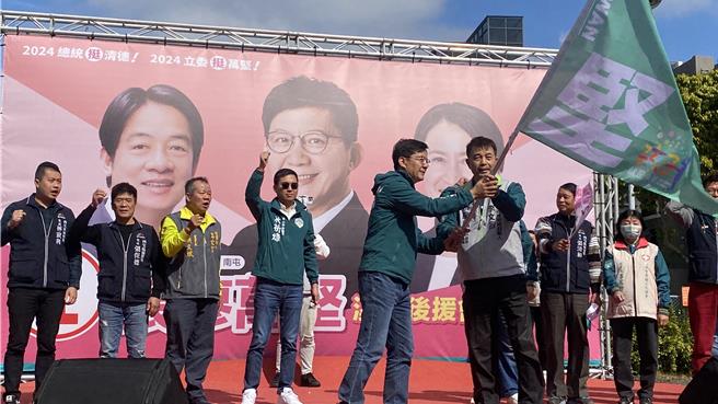 中市立委四选区候选人张廖万坚（前排左）24日在玉玄宫成立溪西后援会，授战旗给竞选团队。（陈淑芬摄）