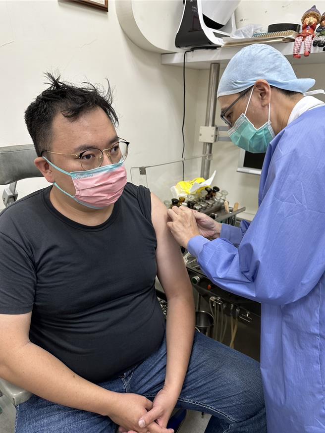 疾管署建议流感迈入高峰，公费对象应儘速接种流感疫苗，此外也可以自费接种。郑郁蓁摄影