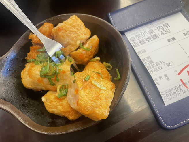 曾從事接體員的網路作家「大師兄」林品睿，近日到苗栗小吃店，點了一份熱狗，店家端上桌卻是長得像黑輪的食物。（圖／大師兄授權提供）