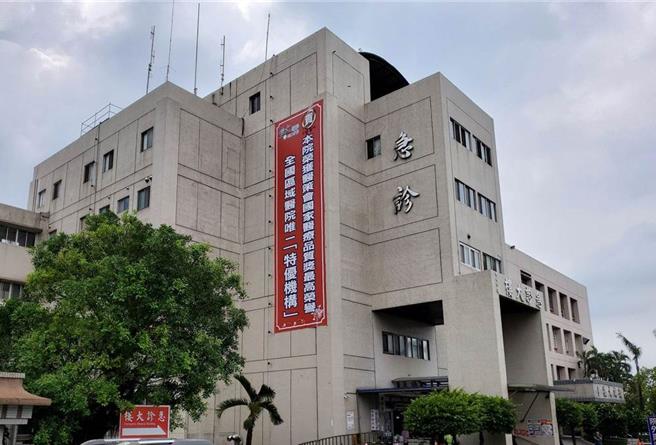 云林县消防局23日深夜10点多接获报案一名29岁男子在山上喝咖啡聊天，突然头晕昏倒失去呼吸心跳，消防局人员一边线上指导CPR、一边出动救护车送医急救仍回天乏术。（本报资料照片）