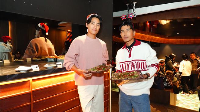 森田（右）、VIC帶員工聚餐，慶祝聖誕節。（快電商提供）