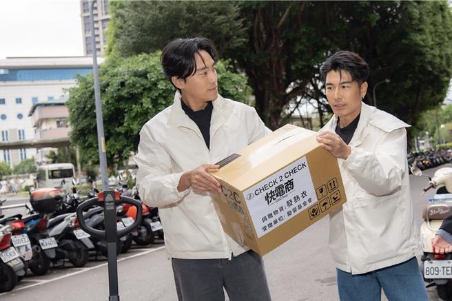 森田（右）、Vic認真做公益。（快電商提供）