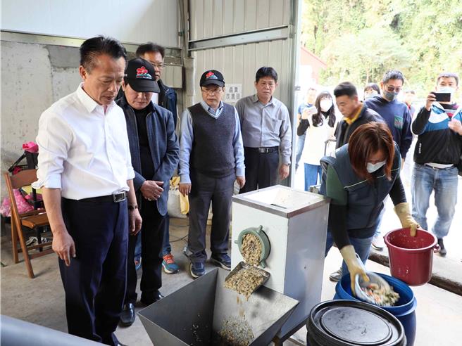 嘉義縣長翁章梁、梅山鄉長林俊謀、環保局長張輝川等人，今上午到梅山鄉視察黑水虻養殖情形。（呂妍庭攝）