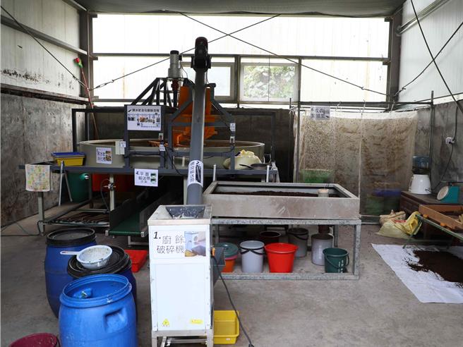 嘉義縣政府今年補助梅山鄉清潔隊利用黑水虻養殖去化廚餘設施，目前已有成效。（呂妍庭攝）