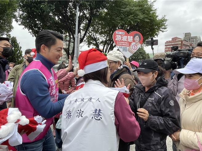 台北市长蒋万安今到士林最绿铁票区社子市场，与国民党士林、大同立委候选人游淑慧一起拜票。（蔡佩珈摄）