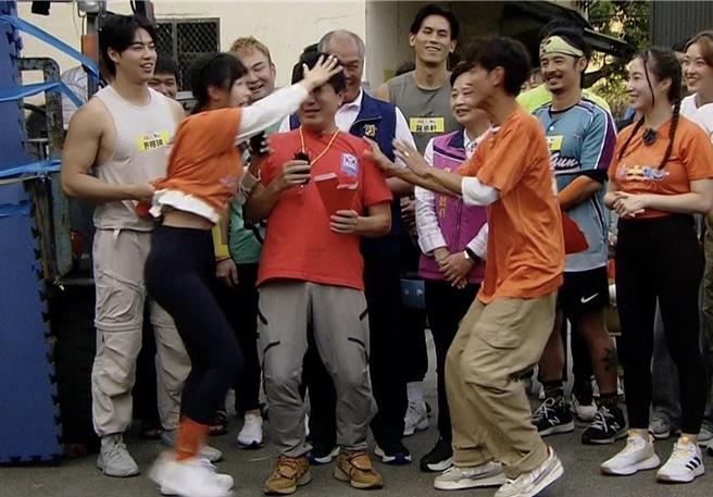 篮篮（左）意外打了胡瓜的头。（民视提供）