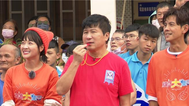 胡瓜（中）与篮篮、阿翔到彰化录制《综艺大集合》。（民视提供）