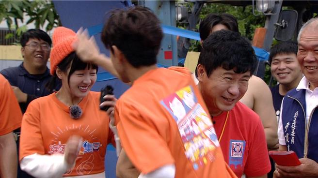 阿翔不小心失手打了篮篮，引发纷争。（民视提供）