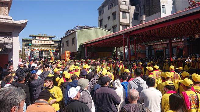 台南市风神庙24日举办建醮遶境，吸引全台163阵头共万人上街争睹，塞爆中西区交通。（程炳璋摄）
