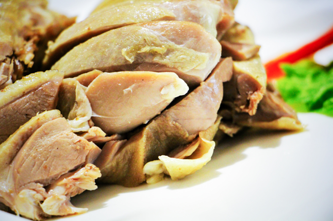 人妻要收婆婆送的白斩鸡，却因为婆婆一句话，让她立刻心寒称「拿去喂狗吧」。（示意图／shutterstock）