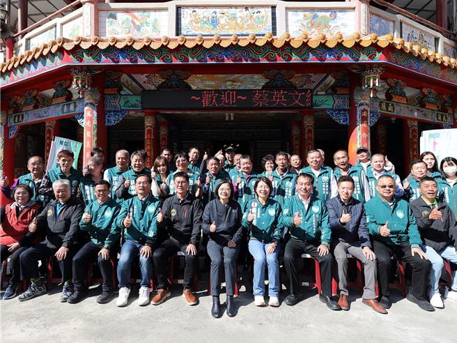 总统蔡英文（前排右六）与立委黄秀芳（前排右五）到彰化市湳浘修水岩寺参拜祈福，并与庙方及地方人士合影。（黄秀芳竞选总部提供／孙英哲彰化传真）