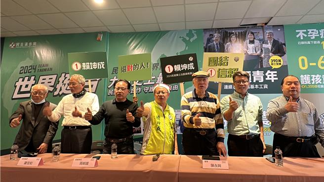 民進黨台東區域立委候選人賴坤成24日於四維路聯合競選總部舉辦長照醫療記者會，邀請（左起）門諾基金會董事林柏均、常務董事謝金和、副董事長周朝國、門諾基金會前董事長（現任董事）陳永興、東服中心執行長洪宗楷、王國華醫師等人助講。（蔡旻妤攝）