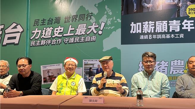 民進黨台東區域立委候選人賴坤成24日於四維路聯合競選總部舉辦長照醫療記者會，邀請（左起）門諾基金會董事林柏均、常務董事謝金和、副董事長周朝國、門諾基金會前董事長（現任董事）陳永興、東服中心執行長洪宗楷、王國華醫師等人助講。（蔡旻妤攝）