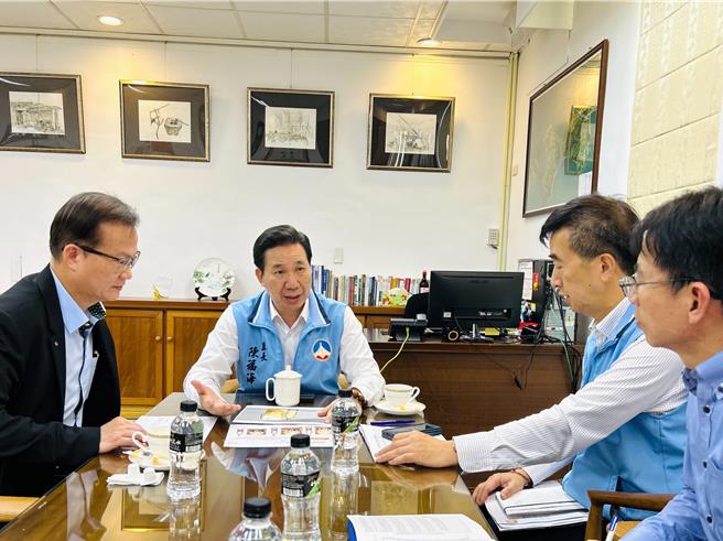 金門縣長陳福海（左二）與金酒公司董事長吳昆璋（左一）、總經理丁丞康（右二）等人研議「20公升59.2度罈裝金門高粱酒」抽籤相關辦法。（金門縣政府提供）