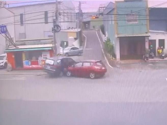 彰化市彰興路二段23日發生１起驚險車禍，１名林姓女子駕車左轉要進入一條巷子時，與1輛直行車發生碰撞，兩車還差點撞進路旁民宅。（民眾提供／孫英哲彰化傳真）