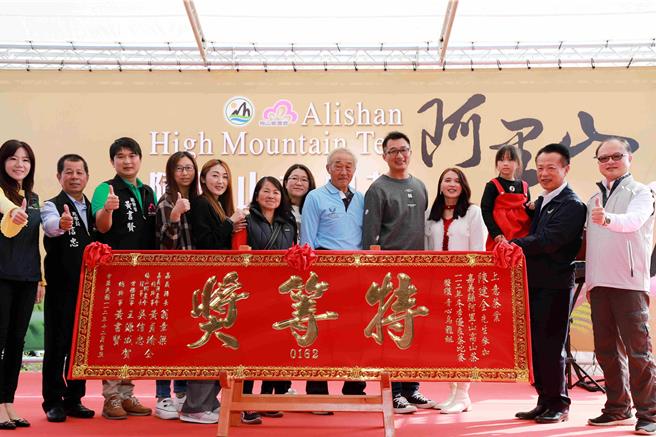 今年冬茶青心烏龍組特等獎由梅山鄉瑞峰村「上意茶業」陳建全奪得，除特等獎，還包辦冠軍、頭等多項獎項。（嘉義縣政府提供∕呂妍庭嘉義傳真）