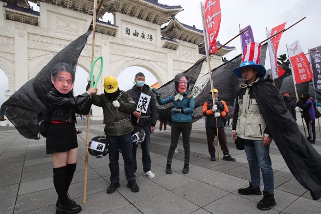 2023劳团秋斗游行24日从自由广场出发，游行至民进党总统候选人赖清德竞选总部抗议，喊出秋斗「罄竹难书：终结绿色恐怖—反恶政、反贪腐、要和平」主题，控诉执政党造成贫富阶级对立、兵凶战危罪行、民不聊生恶化、环境资源掠夺、民主体制崩毁。（郑任南摄）