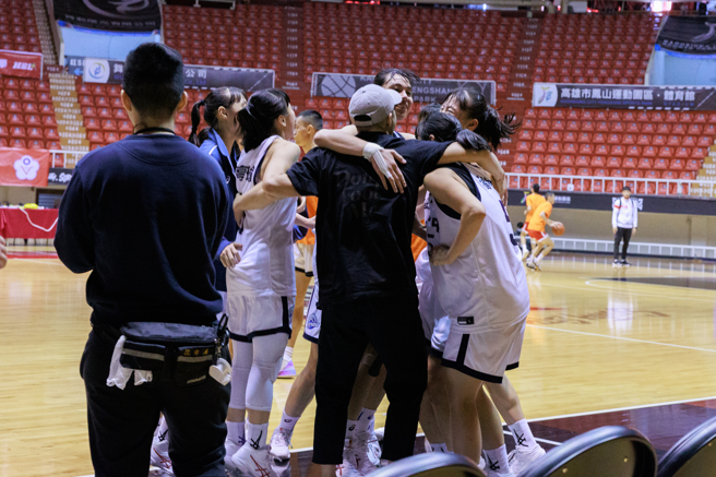 金瓯女中赢下关键比赛，前进HBL女子组8强。（高中体总提供）