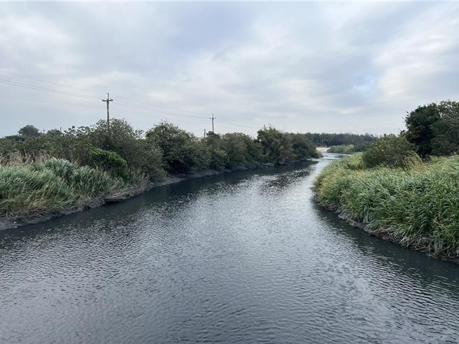 流经云林县沿海乡镇北港、水林、四湖、口湖乡的牛挑湾溪，上游水林乡及四湖乡段尚未整治，水位提升，水患频传。（周丽兰摄）