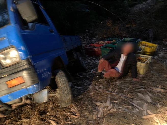 高齡86歲的謝男23日晚間開車到東山區採購水果，卻不慎滑落邊坡受困山區一夜，台南市東原消防分隊搜山5小時，24日清晨6時及時尋獲，謝男全身無恙，平安返家。（讀者提供／程炳璋台南傳真）