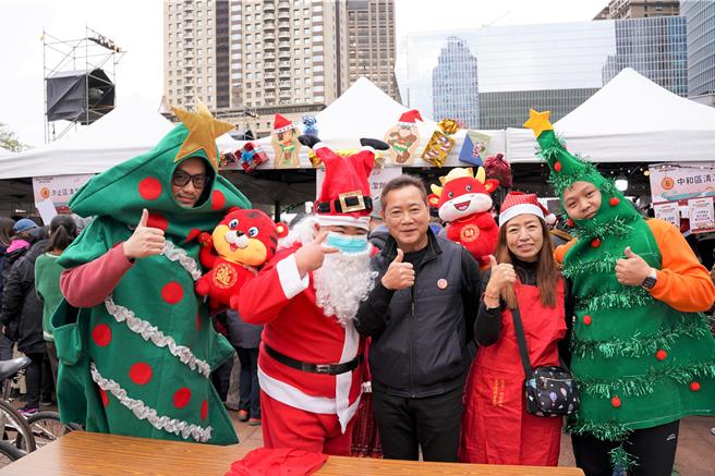 新北市环保局23日举办全国最大爱心跳蚤市场「耶诞环保挖宝趣」，吸引逾20万人共襄盛举。（新北市环保局提供）