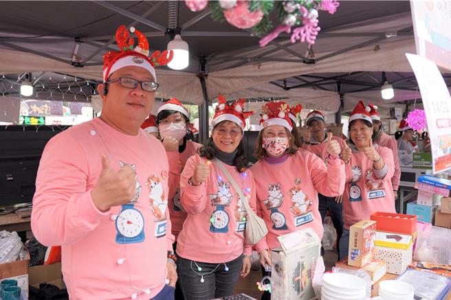 新北市环保局23日举办全国最大爱心跳蚤市场「耶诞环保挖宝趣」，吸引逾20万人共襄盛举。（新北市环保局提供）