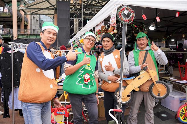 新北市环保局23日举办全国最大爱心跳蚤市场「耶诞环保挖宝趣」，吸引逾20万人共襄盛举。（新北市环保局提供）