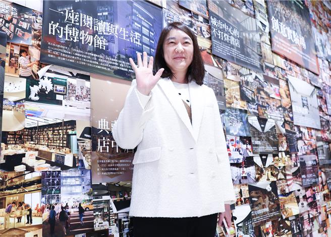 信義誠品將在24日晚間10點結束營業，誠品董事長吳旻潔在下午3時於3樓接受媒體訪問，並預告1月20日於松菸誠品將接棒24小時書店任務。（陳俊吉攝）