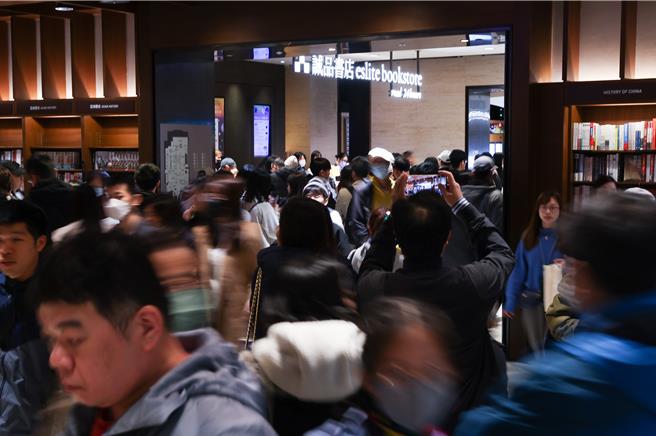 信義誠品將在24日晚間10點結束營業，天氣雖冷，但買氣熱絡。（陳俊吉攝）