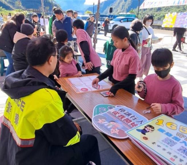 和平警分局的「宣导团队」在现场设摊，进行犯罪宣导，以有奖徵答方式，与民眾互动。（和平警分局提供／张妍溱台中传真）