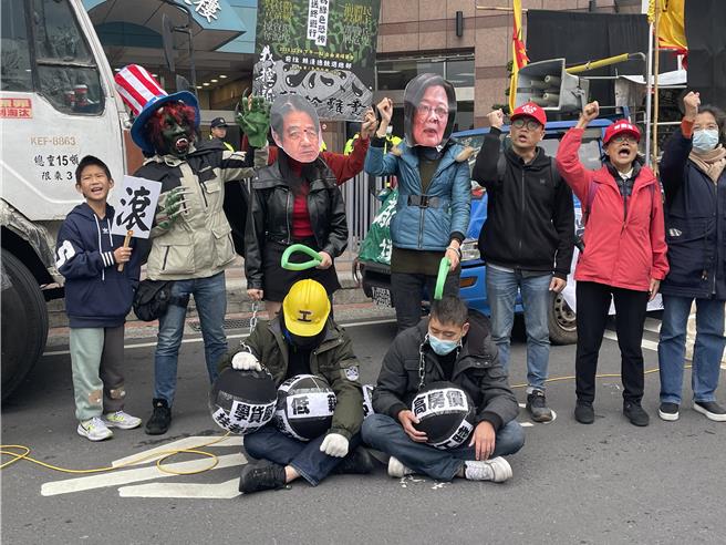 斗团体今在民进党总统候选人赖清德竞总前游行，抗议民进党执政造成贫富阶级对立、兵凶战危罪行、民不聊生、环境资源掠夺、民主体制崩毁。（蔡雯如摄）