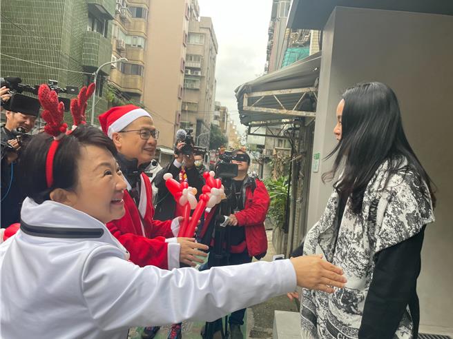 台中市長盧秀燕北上，為台北市六選區（大安）立委候選人羅智強站台，2人在平安夜至金華街、永康街為市民報佳音，祝福大安區民平安快樂。（劉彥宜攝）
