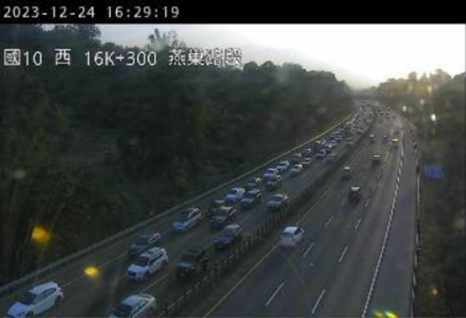 國道10號東向17公里處外車道，有火燒車事件，車潮回堵將近2公里。（翻攝國道1968）