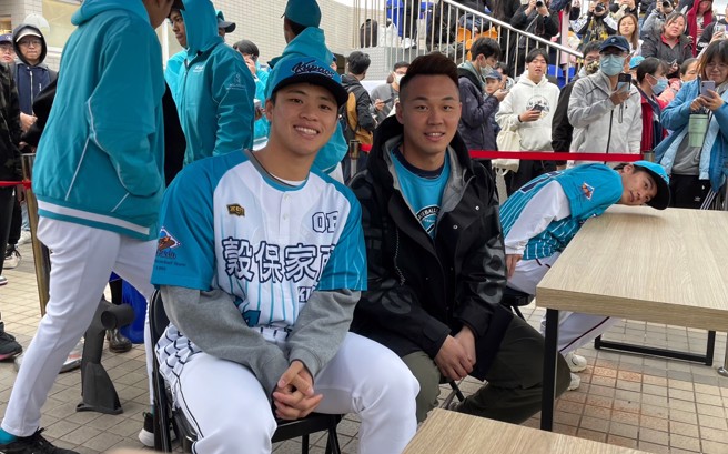 孙易磊（左）与王柏融一起出席谷保家商OB赛签名会。（毛琬婷摄）