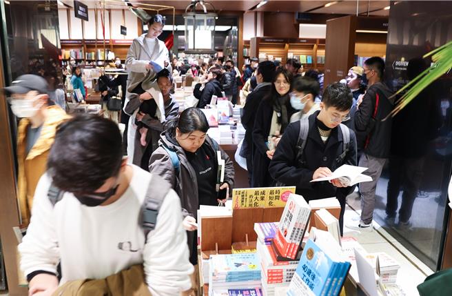 信義誠品24日結束營業，明年1月20日將由松菸誠品接棒24小時書店任。（陳俊吉攝）