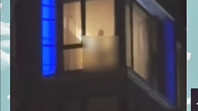 22日晚间在高雄中央公园旁的酒店内，有情侣在房间表演活春宫，遭民眾手机录下流传。（翻摄画面）