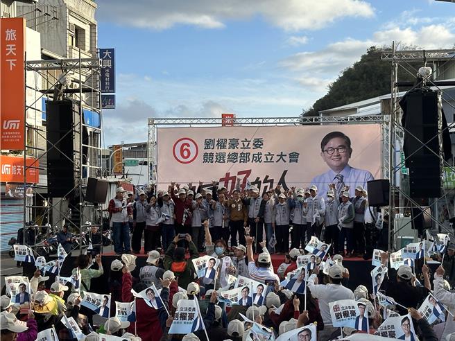 无党籍台东区域立委候选人刘棹豪今天成立竞选总部。（蔡旻妤摄）