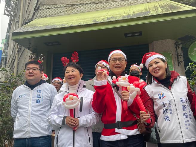 台中市长卢秀燕（左二）24日北上为台北市六选区（大安区）立委候选人罗智强（右二）站台，2人在平安夜向大安区民报佳音。罗智强说，性别的意识由当事人定位比较好，但都称呼苗为「苗议员」。（刘彦宜摄）