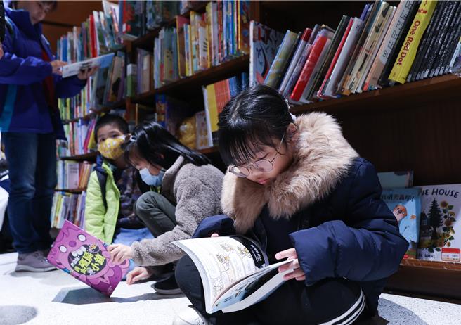 2020年送別敦南誠品店，2023年歲末又將和信義誠品店說再見，事實上，這兩間店的消費者年紀和族群略有不同。（陳俊吉攝）