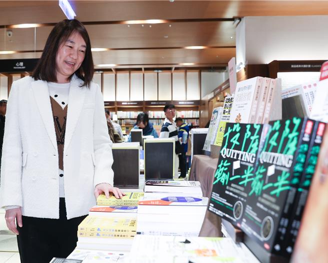 吳旻潔表示，兩間店面對了不同的世代，敦南店是知識的追求，信義店是知性的陪伴。（陳俊吉攝）