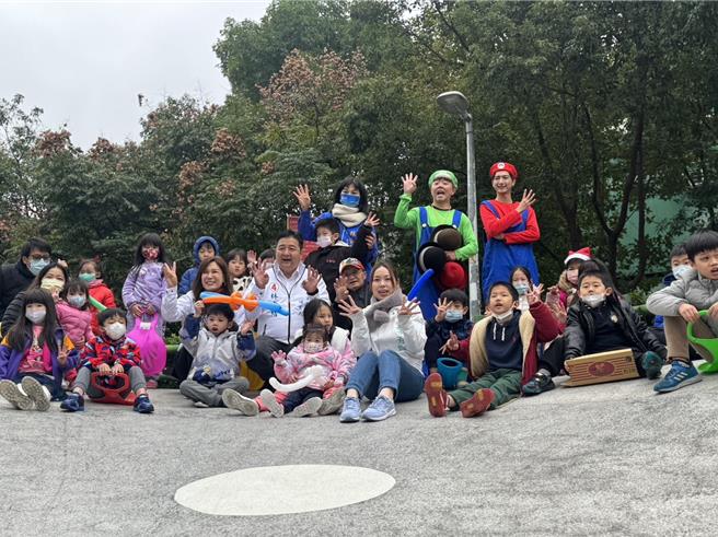 國民黨新北市十選區立委候選人林金結今（24）日下午協同民眾黨新北市二選區候選人李有宜在土城青山公園大碗公溜滑梯舉辦「親子列車特技表演」活動。（柯毓庭攝）