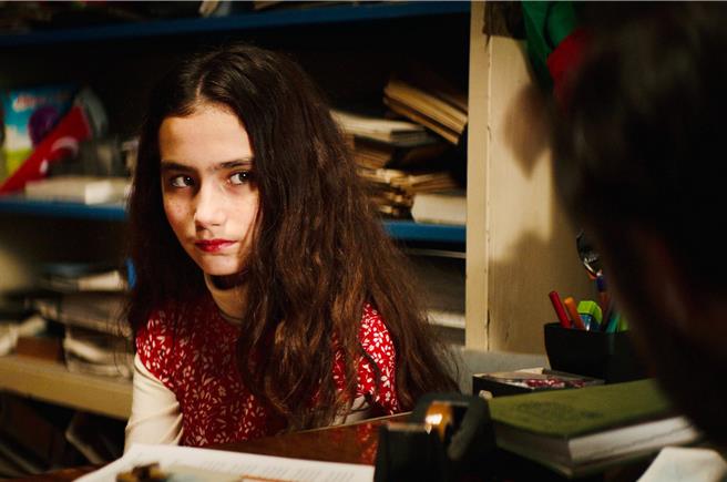 片中愛潔巴吉因遭「搜書包」而翻臉報復老師。（海鵬提供）