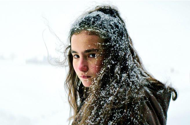 愛潔巴吉在《春風勁草》海報佇立風雪中的謎樣神情，已深刻烙印國際影人腦海。（海鵬提供）