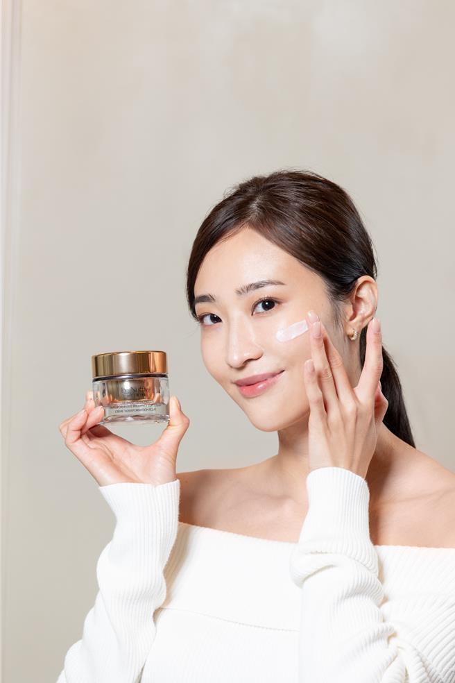 雅诗兰黛白金级黑钻松露逆时焕顏霜，售价1万2500元。（提供／黄唯淯台北传真）